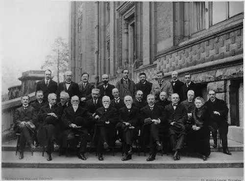 二战前历次索尔维会议合影原因很简单:当时世界科学的中心在欧洲