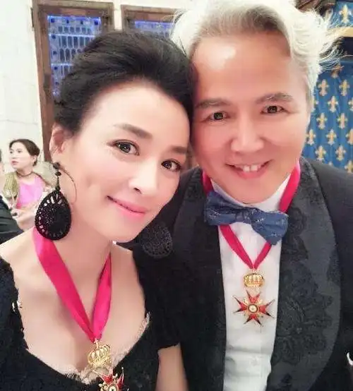 被嫌弃长相的张庭老公携手张庭捐款2000万而且他年轻时候还很帅