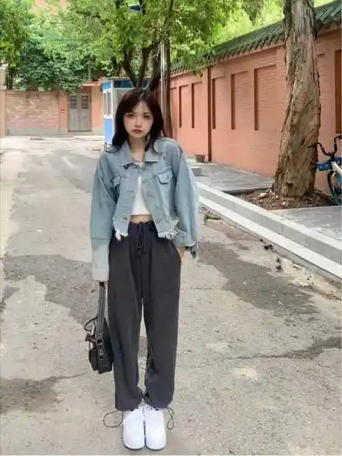 牛仔褂搭配什么裤子好看(牛仔外套7种穿搭示范)_小强知识网