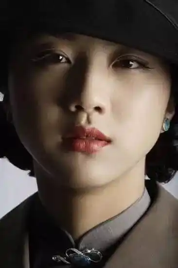 汤唯的"凝神"功力了得, 她眼睛中透露的内容 能够深入到观众内心.