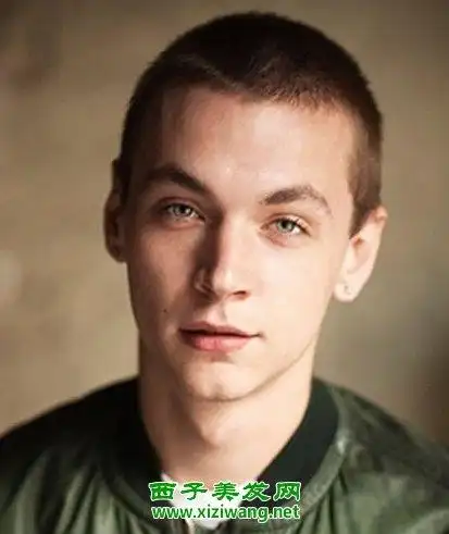 圆脸男生平头发型