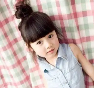 整洁的刘海看起来乖巧极了呢,而讨喜的丸子头更为的可爱呢,小姑娘的一