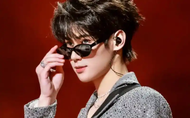 张真源solo舞台爱在终局之前,吉他弹唱加打碟直拍