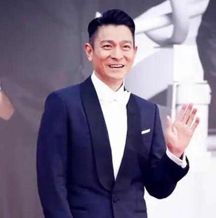 打直球的:"华仔,古天乐的电影帮忙宣传一下.""华仔支持一下明日战记.