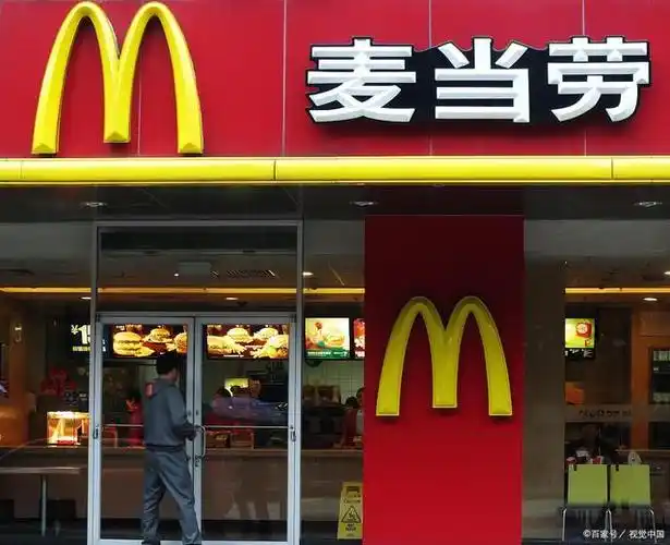 原来麦当劳已经给番茄酱预留了地方,很多人不知道,还挤在餐纸上