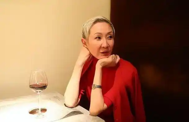 73岁徐克牵手小女友河边散步,43岁乐乐小腹微隆,被猜好事将近|怀孕