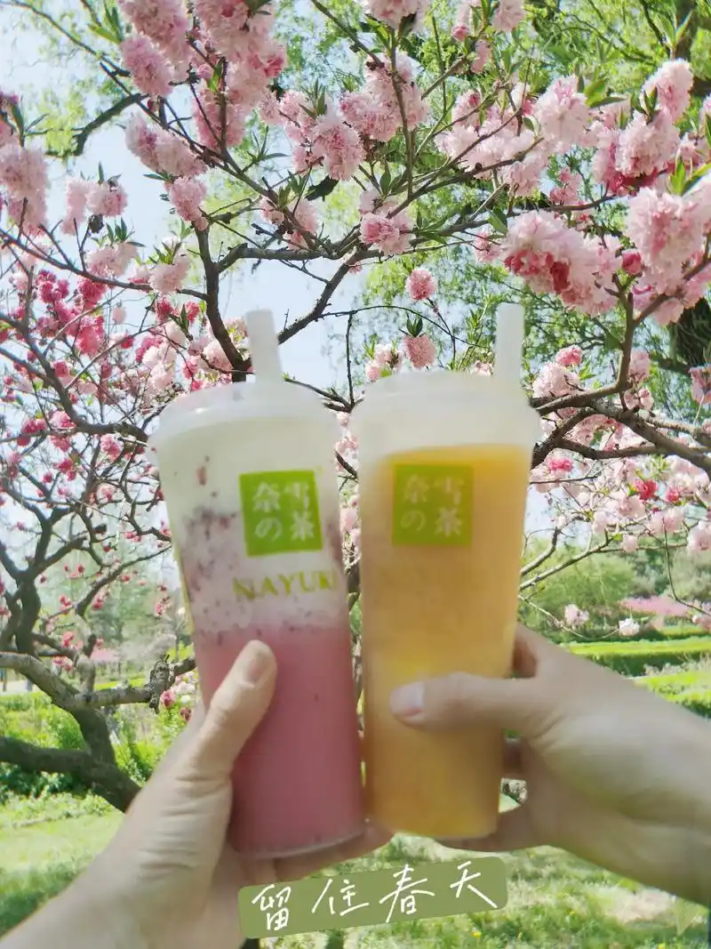 两个人#一杯奶茶的快乐 不过如此啦,#享受这悠闲时光 #皮一 - 抖音