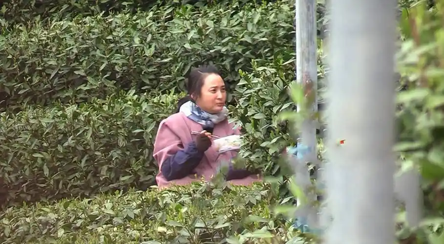 原创46岁蒋勤勤素颜拍新戏蹲田间大口吃饭没包袱获陈建斌贴心接送