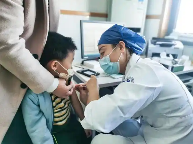 亿点点可爱311岁儿童新冠疫苗开打啦宝宝打针也欢乐