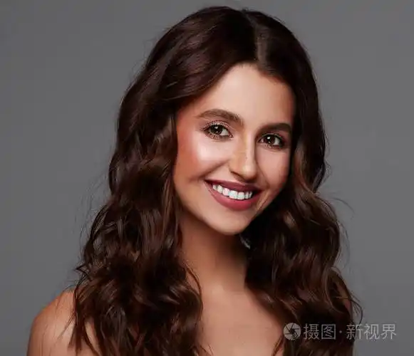 美丽迷人的白牙黑发女人的美丽笑容