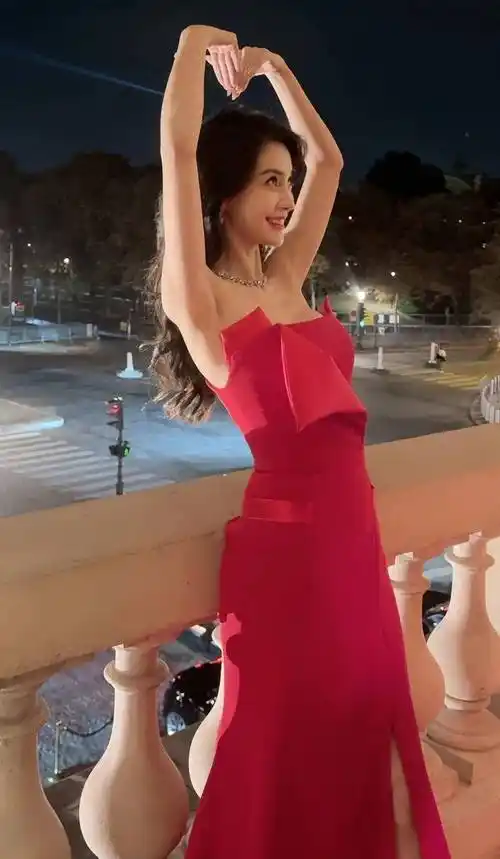 杨颖身穿剪裁抹胸红裙拍摄性感写真,如巴黎夜色中绽放的红玫瑰
