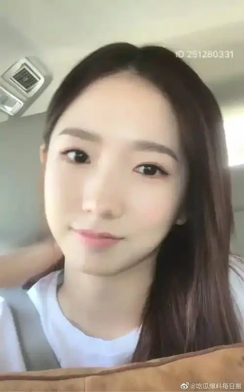 我第一次感觉孟美岐像个20岁的小姑娘