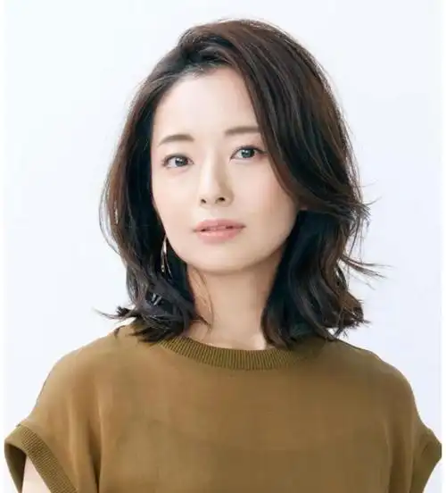 别让丑发型毁了你的气质50岁女人什么发型该留什么不该留