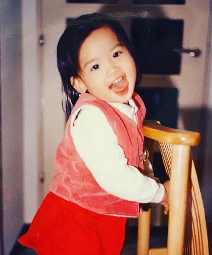 林志颖老婆晒她童年照,小时候的她好可爱,而且从小就是大长腿_陈若仪