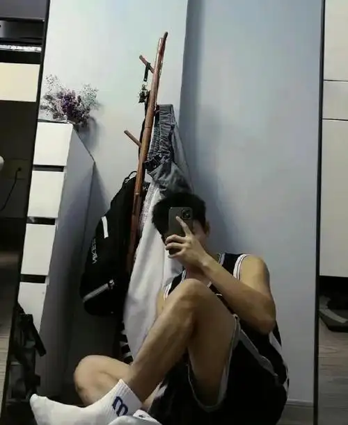 看着像00后的小哥哥,其实他是一位95后的哦,喜欢运动的男生就是耐看有