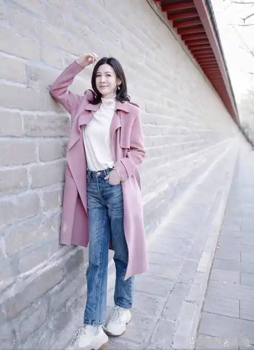素颜的童蕾依然精致耐看,粉色风衣搭配蓝色牛仔裤,时尚cp_白色_高领