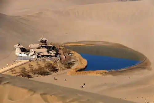 近日,随着气温回暖,甘肃省敦煌市著名景点月牙泉冰消泉开,碧波荡漾