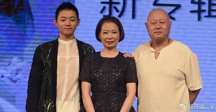 据火风自己说,姜华对钟小萍的儿子霍尊很好.