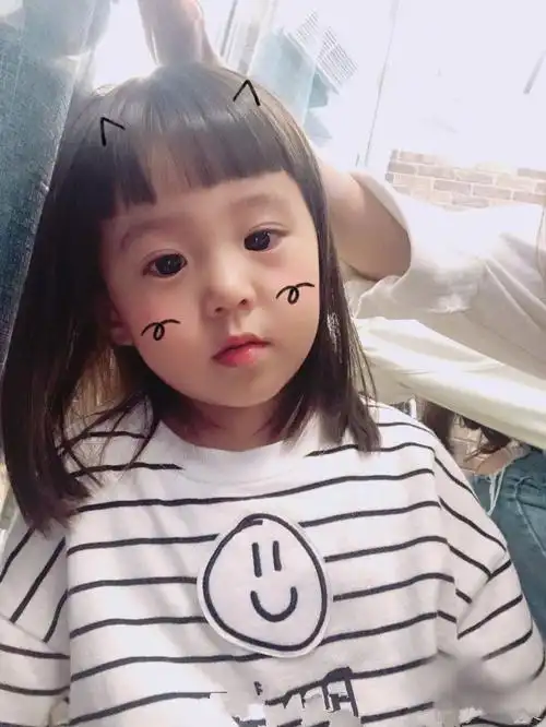 贾静雯怀抱女儿搞怪合照社交账号上晒出一组照片