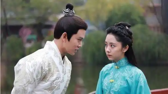 当明星拍亲密动作戏份避嫌方式不同李沁a字搂邓伦手抓空气