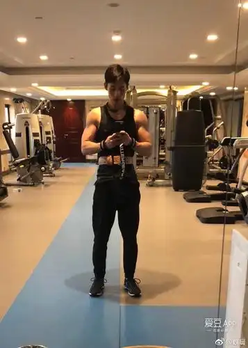 [魏晨][新闻]180408 魏晨更新微博一则 称吃的太猛遭工作室实力拆台