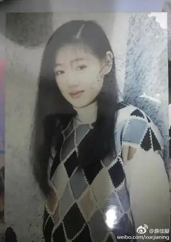 "哈妹"薛佳凝晒少女时照片 笑容羞涩软妹十足