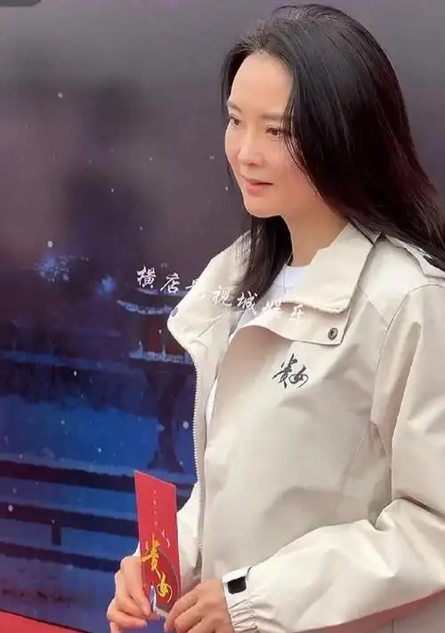 王艳复出进组与多位演员同框撩头发小动作不断透着些许不自信