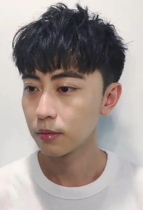 男学生适合的烫发发型清纯校园风短发打造