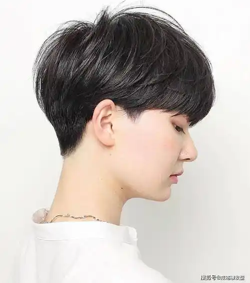 女人到了四五十岁,这6种时尚减龄的短发,让你远离""__