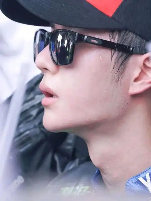 内有大量王一博早期照片!