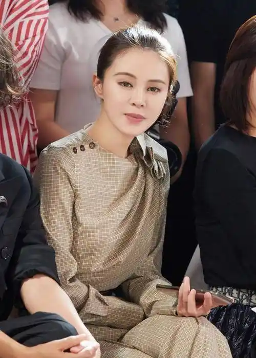 娱乐圈最强"师生恋",被宠13年,穿镂空连体衣,美成"小腰精"_关悦