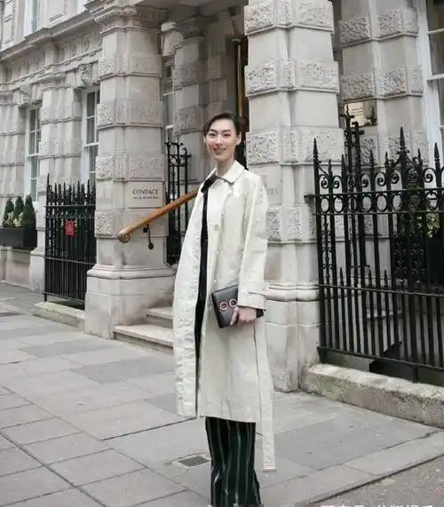 梁洛施受邀出席时装周,30岁的她惊艳众人,身材高挑气势力压全场_伦敦