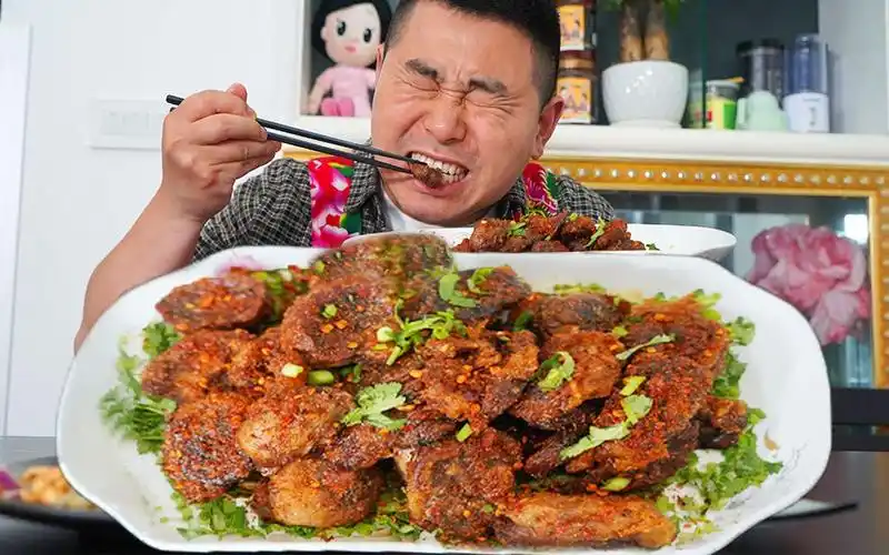 超小厨50块买10只羊腰子,香辣烤羊腰媳妇难下口,小厨一人吃一盘_哔哩