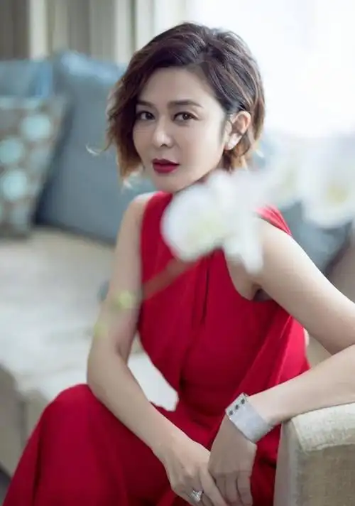 原创关之琳瘦没了阿姨味纤细身材穿红裙好优雅看不出岁月痕迹