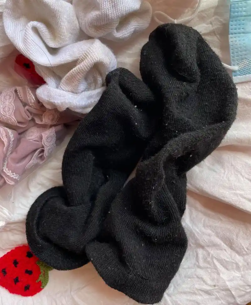 超级吸汗的黑袜子,柔软透气,爬山也不会磨脚咯