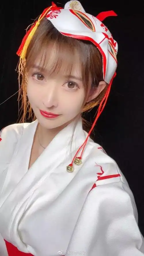 她被誉为斗鱼最美女主播,与男友分手踏入直播圈,现成无数水友梦中女神