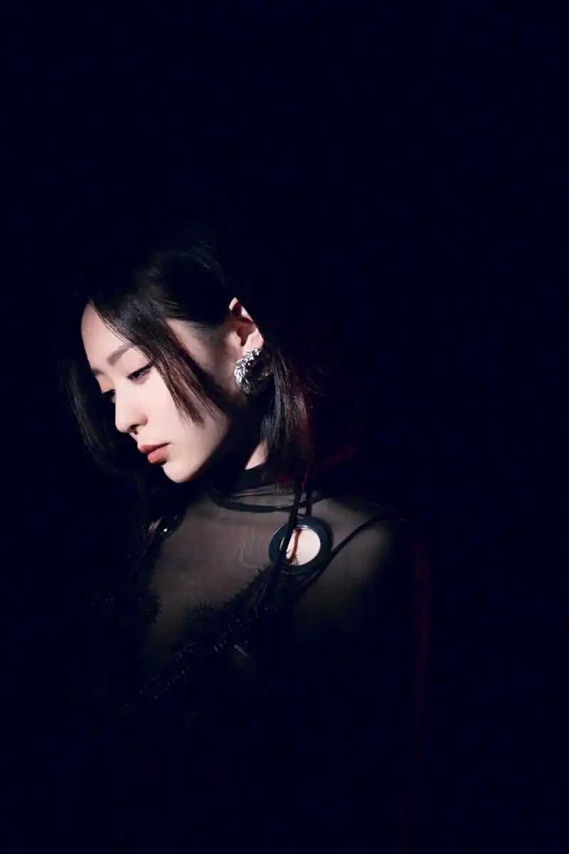 时尚#张靓颖成exeed星途代言人,一袭西装配银色短靴亮相,造型又a屿