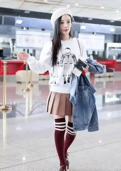 原创李小璐真敢作妖红色液体裤配高跟鞋硬凹出162cm身高