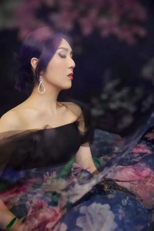 杨千嬅一袭华美花裙亮相江苏跨年经典情歌串烧视听盛宴