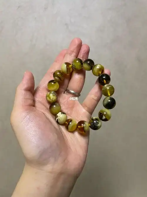 这一种重要的有机宝石药珀又名灵草珀,具有药草香味,是一种天然琥珀