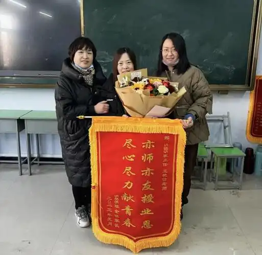 家长表示,自从孩子们进入桃中,585班班主任及科任老师们就给与了他们