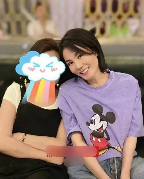 王菲现身李嫣然生日会,她这30年如一日的冻龄颜值惊艳到我_发型