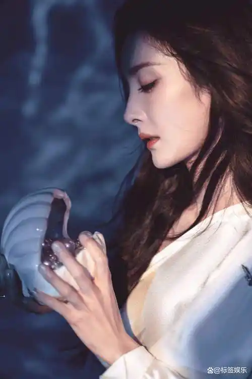 这不仅是一件睡衣,更是杨幂个人魅力的延伸.