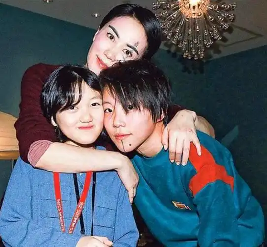 而作为王菲的大女儿窦靖童,生活方式比李嫣则接地气多了.