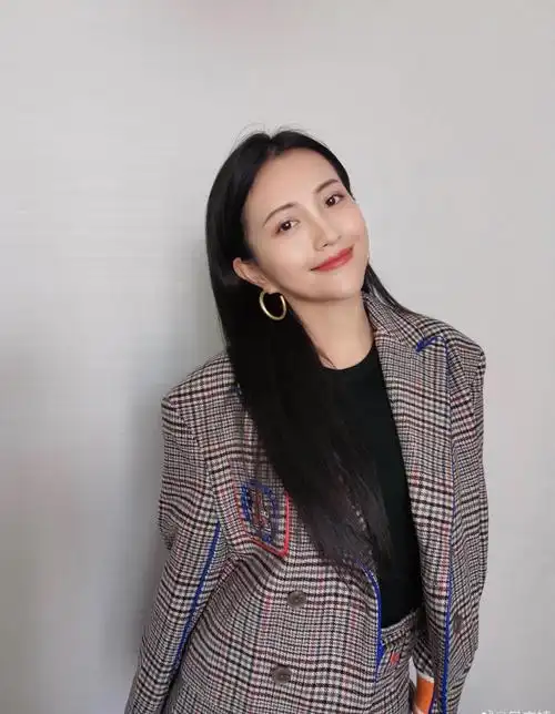 包文婧这次好有个性,廓形西装搭配的阔腿裤中间断开一截,好时尚