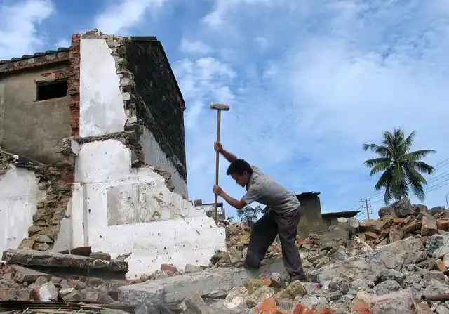 正在干活的农民工