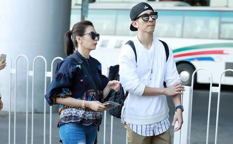 贾静雯修杰楷夫妇一路热聊甜蜜对视发狗粮 甜蜜十足