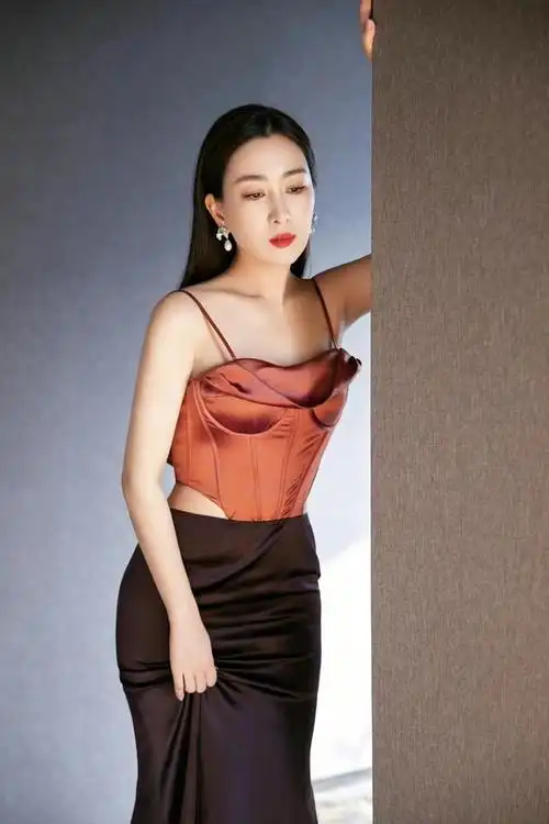 马苏电影节美得不低调,一身"挖腰"吊带裙好优雅,身材真好!