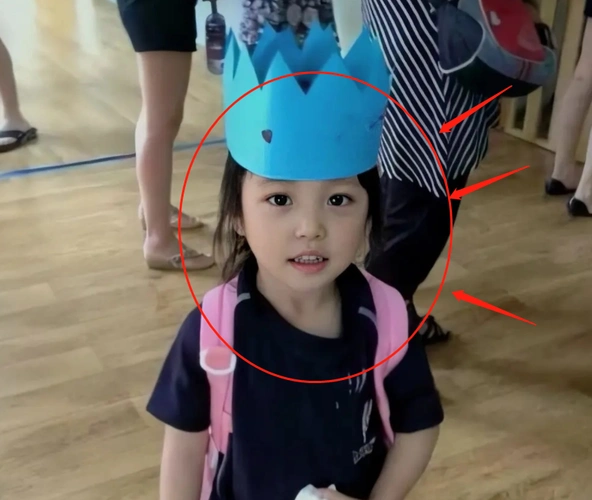 都说赵薇女儿遗传妈妈,11岁小四月近照被曝光,怎么看都像黄有龙