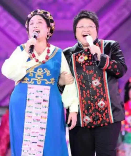 歌唱家雍西:韩红是她女儿,早年丧夫再婚,现在最担心女儿的婚事
